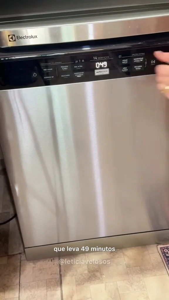 Painel digital da lava-louças Electrolux indicando ciclo de higienização de compras