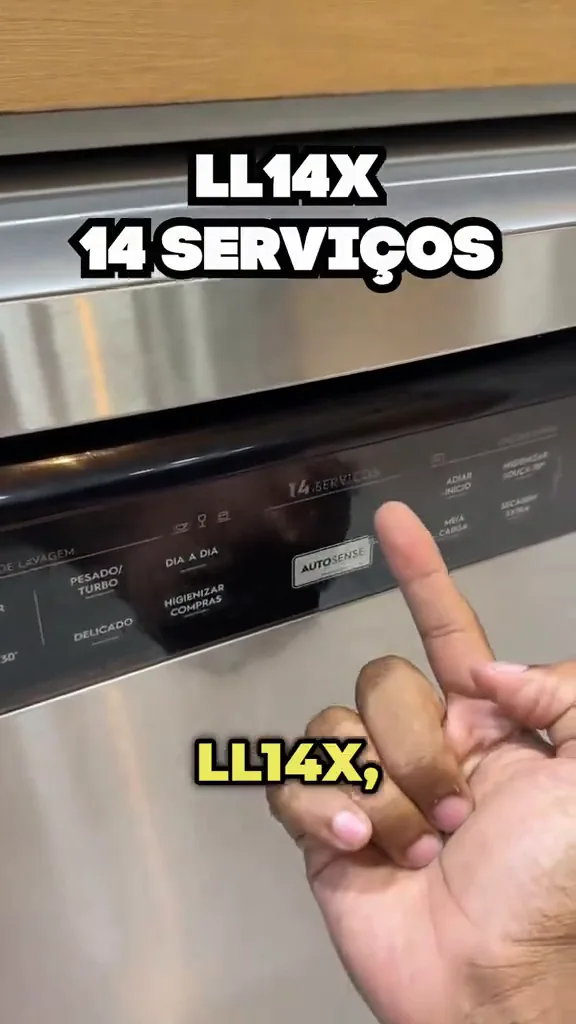 Painel de controle touch em inox da lava-louças Electrolux LL14X