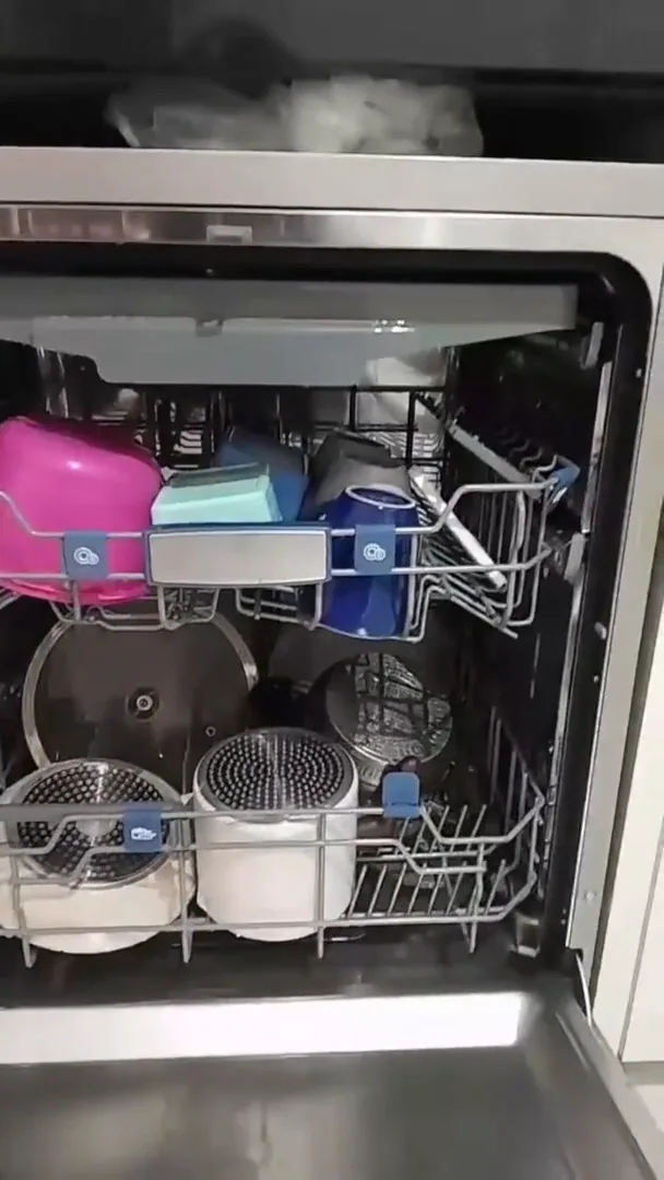 Lava-louças Electrolux LL14X com os cestos carregados de louças