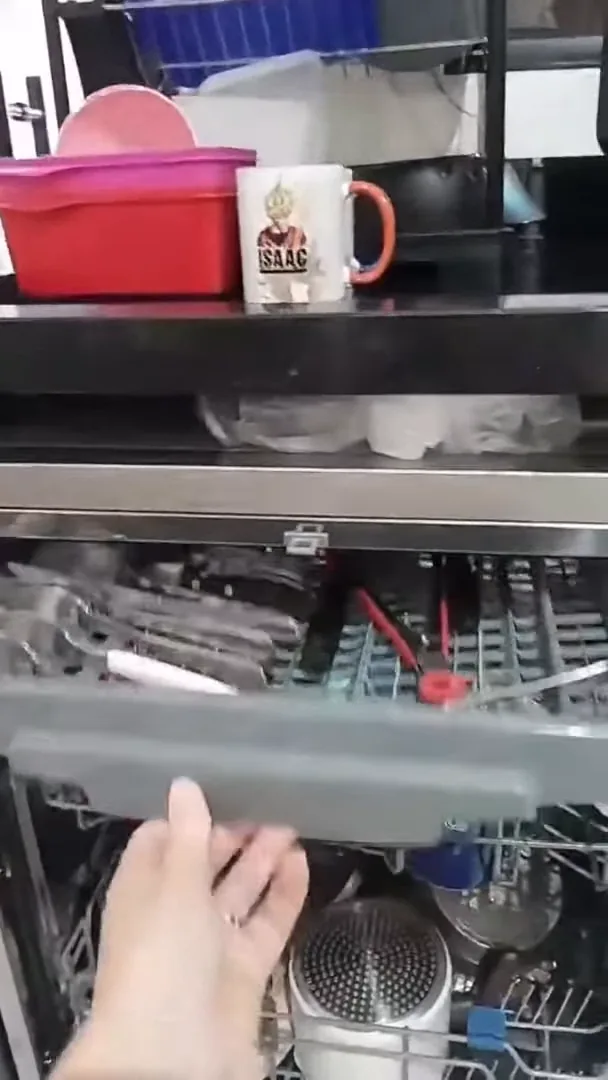 Gaveta superior de talheres sendo puxada na lava-louças Electrolux