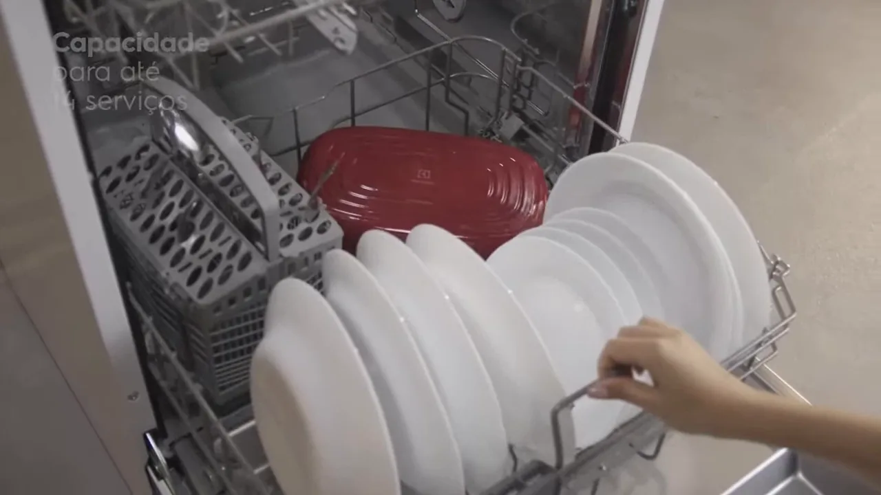 Puxando cesto inferior carregado de louças na lava-louças Electrolux
