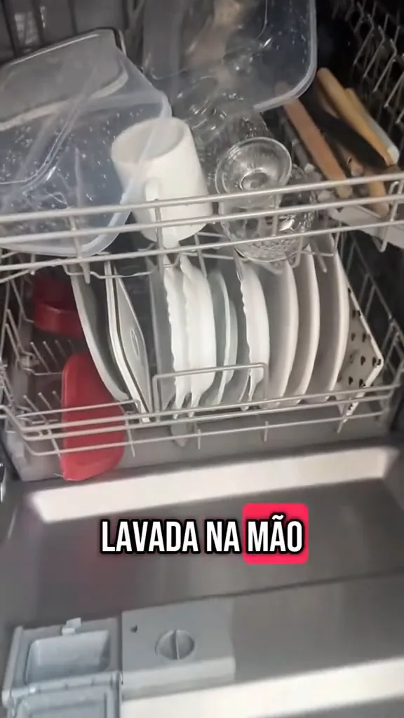 Cesto inferior da lava-louças Midea com pratos higienizados após ciclo