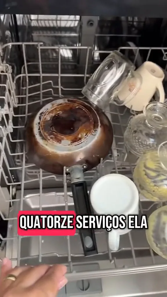 Cestos internos da lava-louças Midea acomodando louças para lavagem