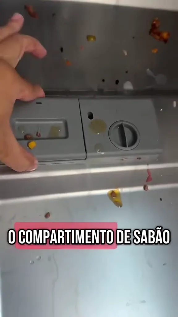 Compartimento de sabão sendo fechado na porta interna da lava-louças