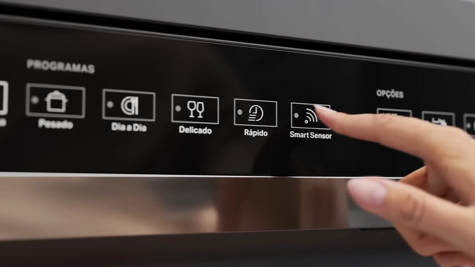 Seleção do ciclo Smart Sensor no painel digital da lava-louças
