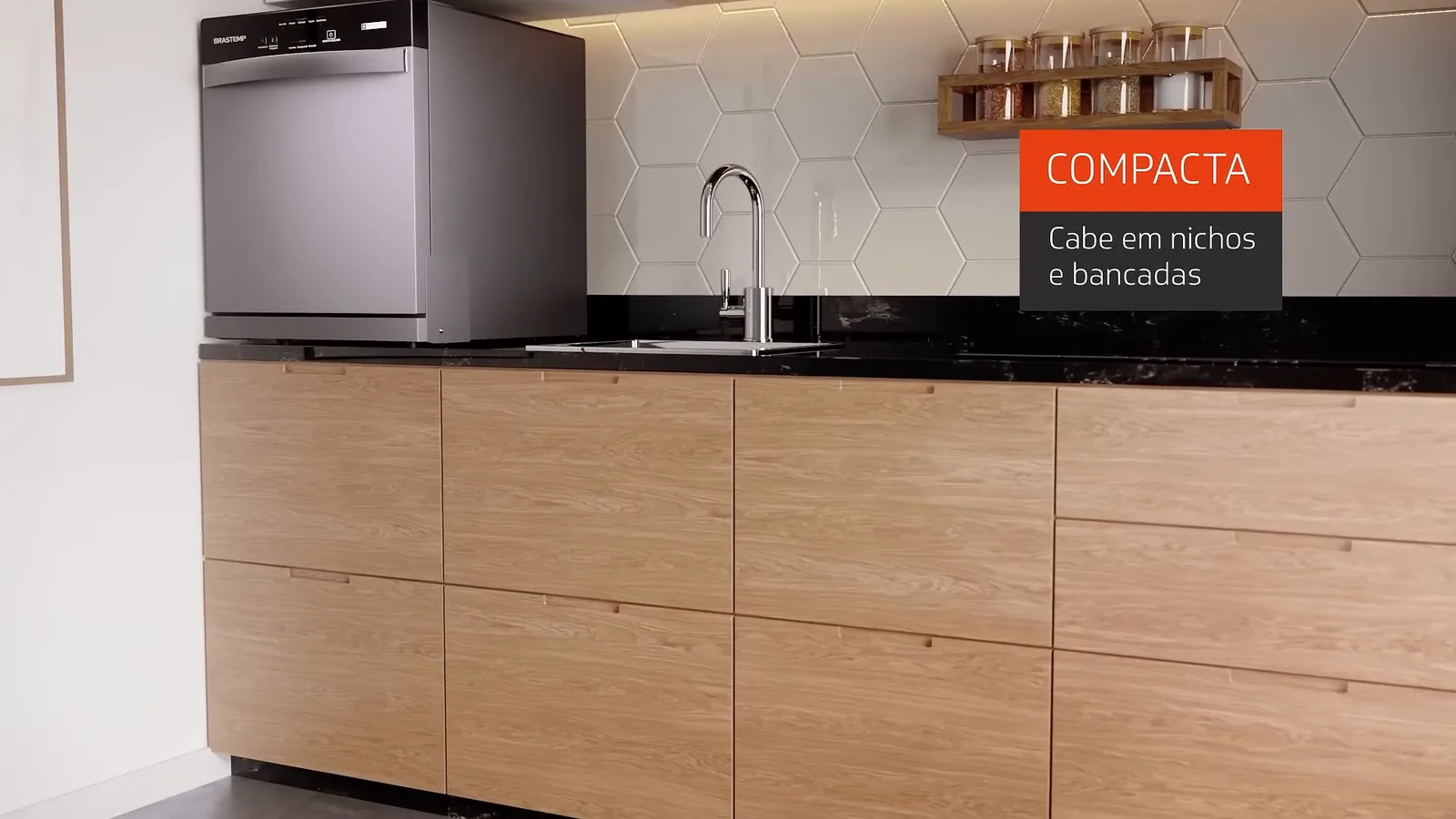 Lava-louças compacta instalada sobre a bancada da cozinha