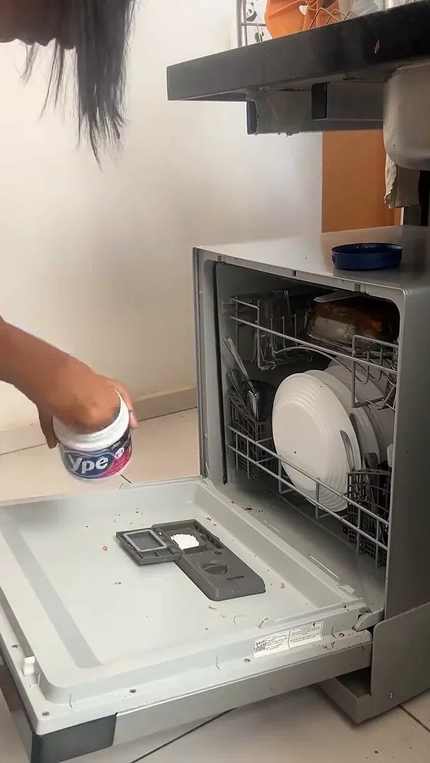 Abastecimento do dispenser de detergente na porta da lava-louças