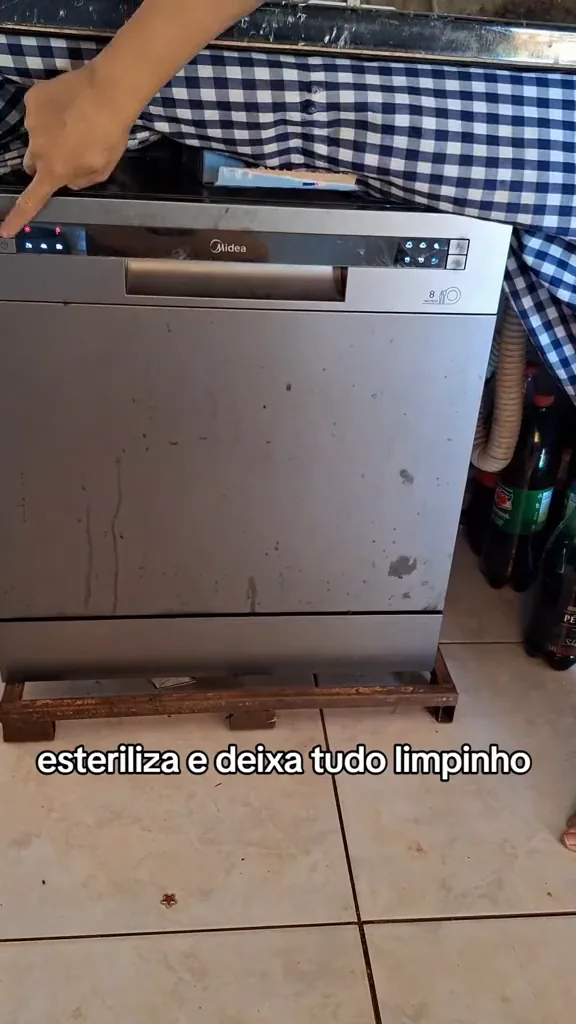 Painel frontal da lava-louças Midea sendo acionado pelo botão liga-desliga