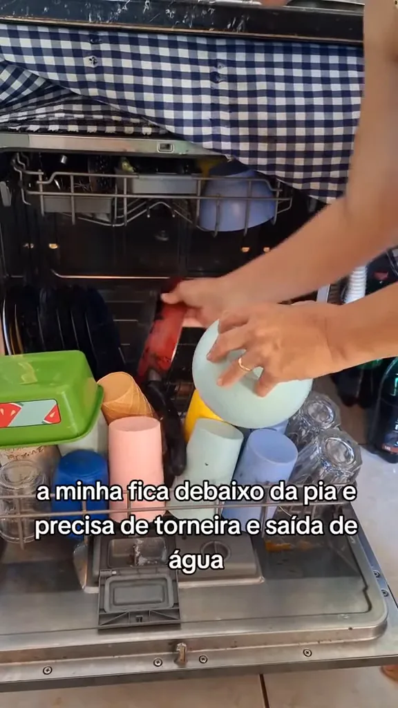 Acomodação de frigideira e tigela de inox no cesto da lava-louças