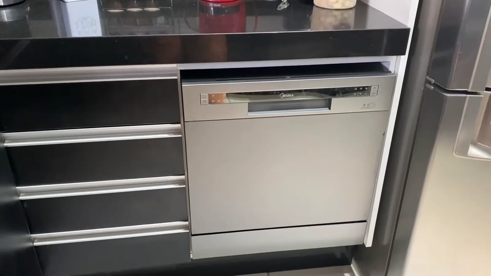 Lava-louças Midea 8 serviços instalada sob a bancada da cozinha