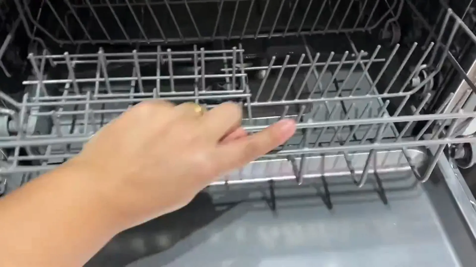 Cesto inferior e interior em inox da lava-louças Midea