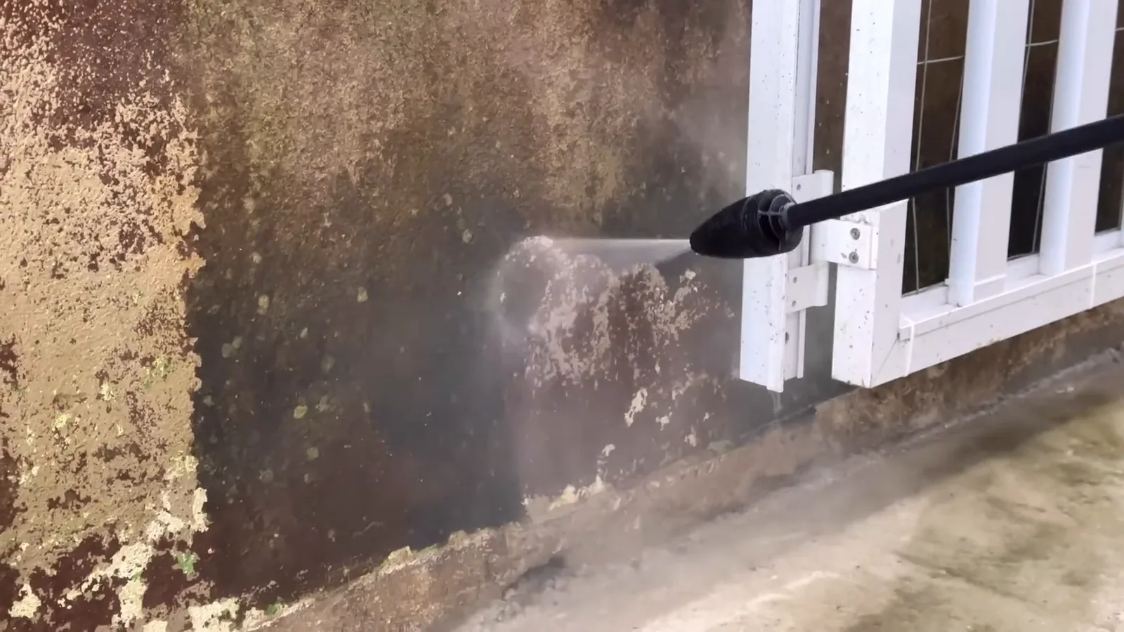 Lança turbo removendo tinta desgastada e sujeira da parede