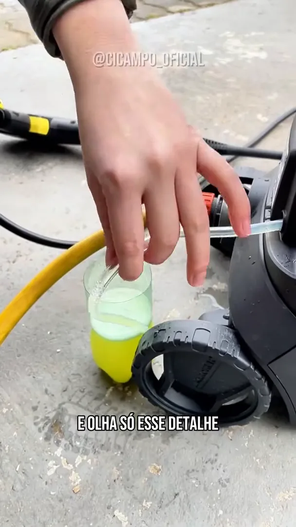 Mangueira de sucção da lavadora puxando detergente para lavagem com espuma