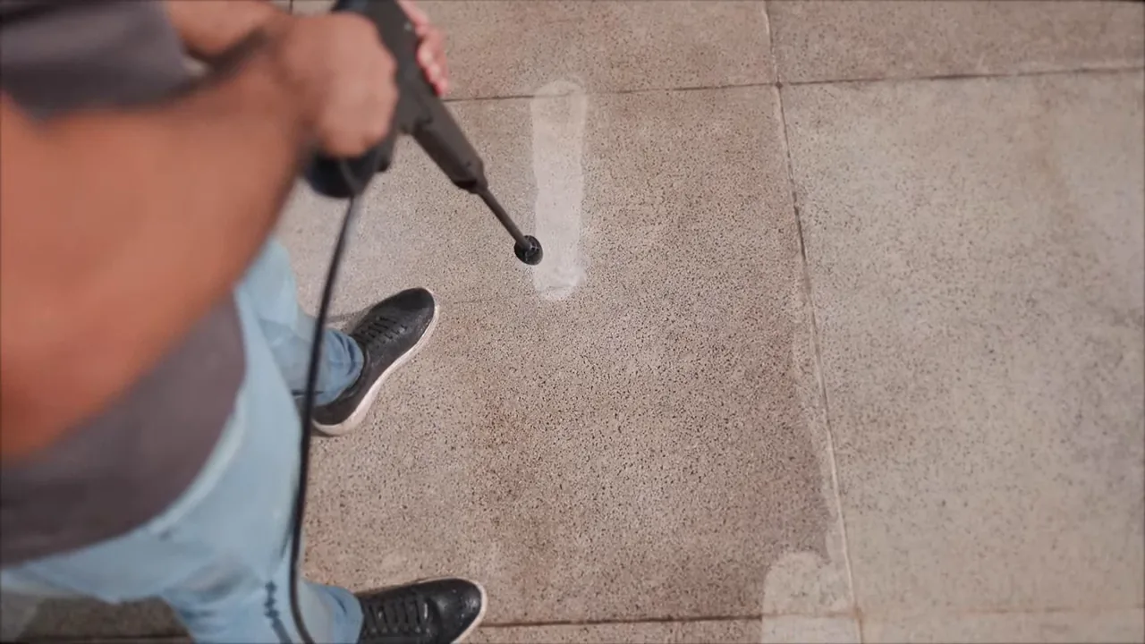 Lança turbo removendo camada de sujeira do piso da área externa
