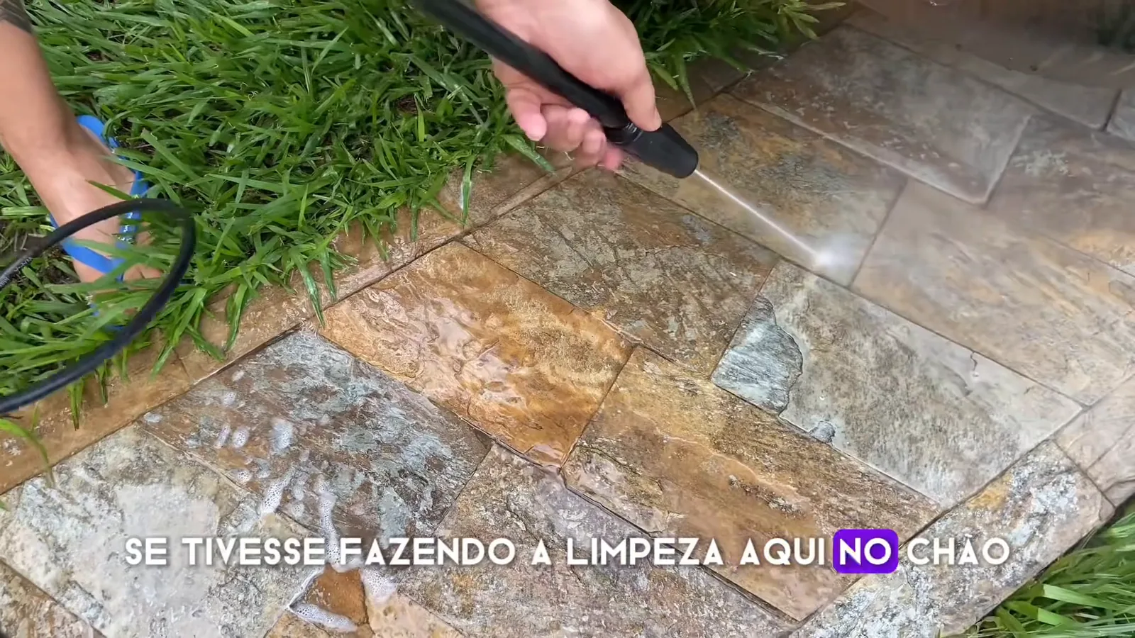 Bico regulável da lavadora removendo sujeira pesada do piso