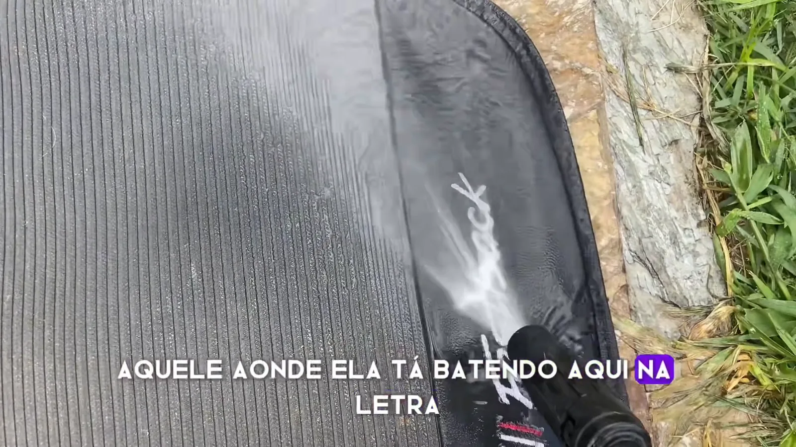 Jato de alta pressão limpando tapete automotivo emborrachado
