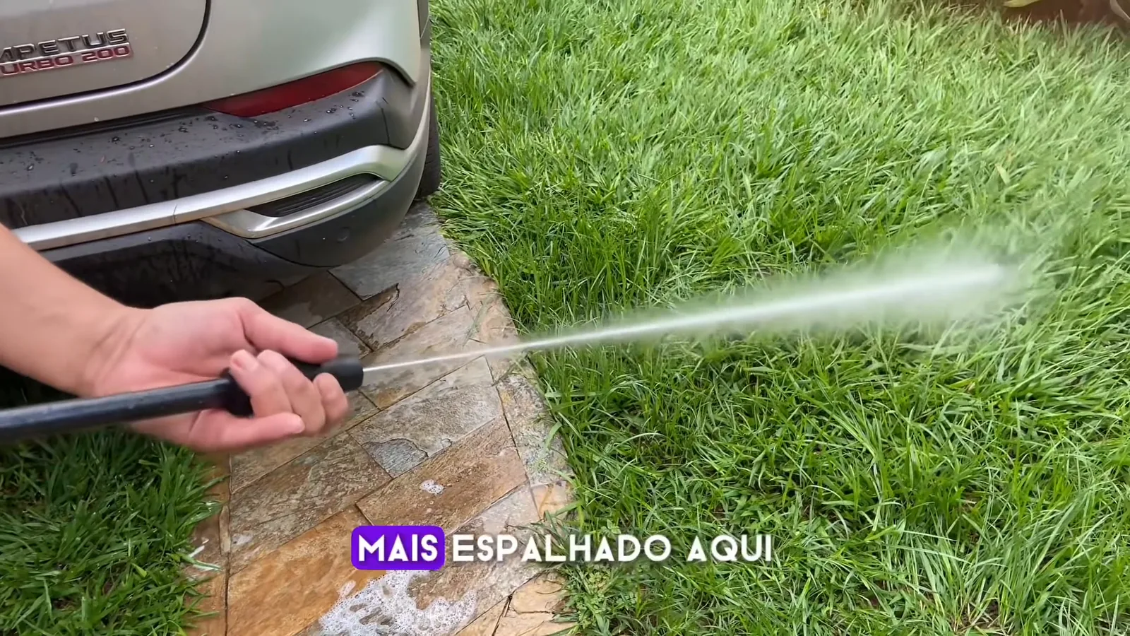 Jato em leque da lavadora sendo regulado no bico