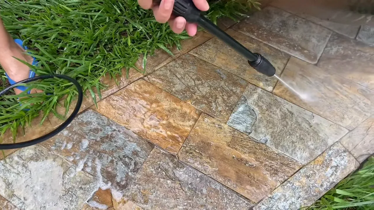 Lavadora de alta pressão removendo sujeira incrustada de piso externo