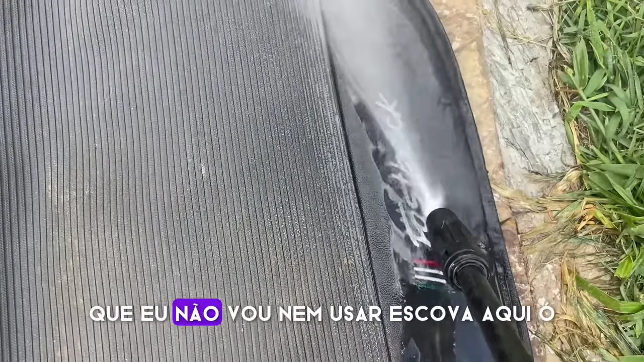 Jato de alta pressão limpando tapete automotivo com facilidade