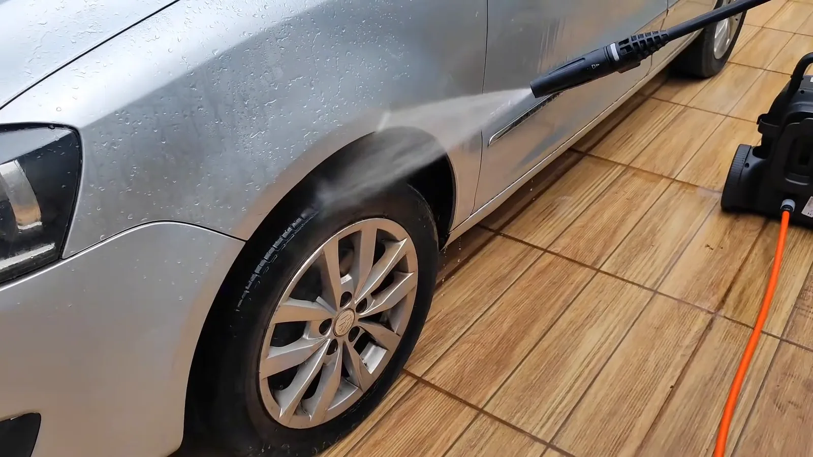 Lavadora Electrolux PowerWash removendo sujeira das rodas do carro