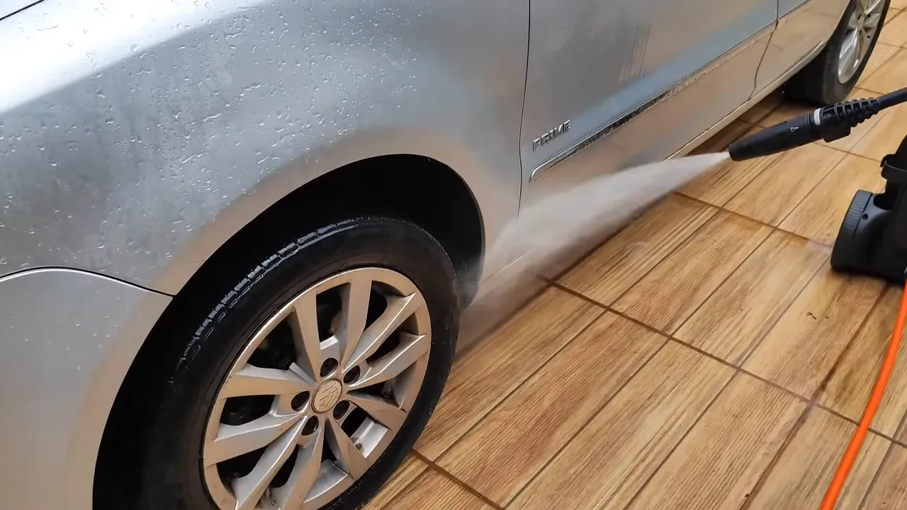 Lavadora Electrolux em funcionamento durante a limpeza das rodas do veículo