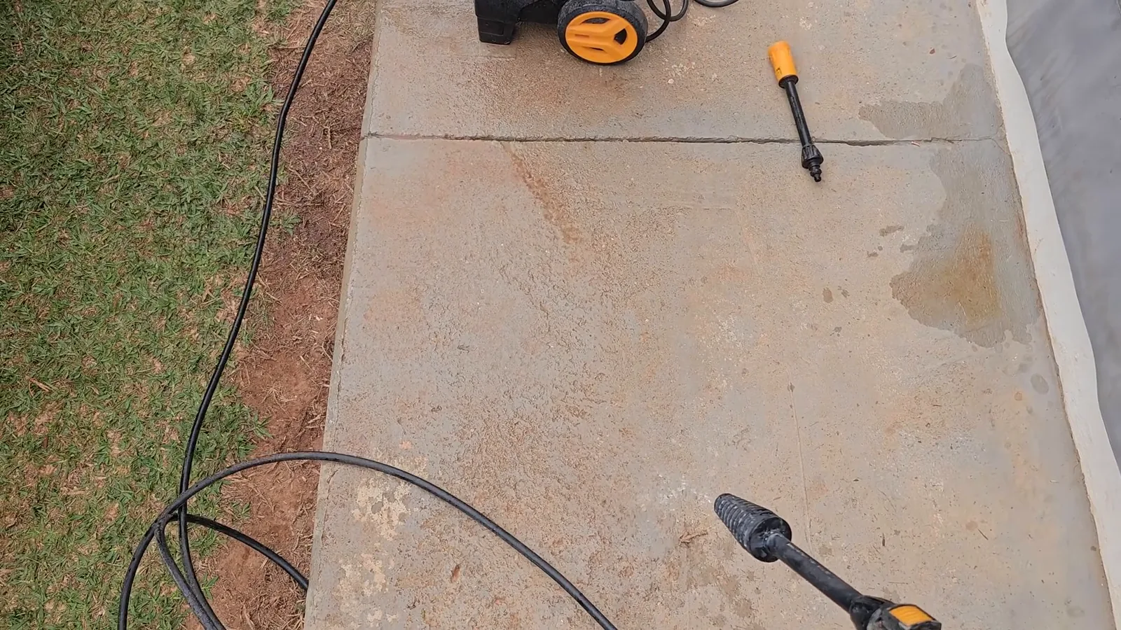 Bico turbo da lavadora limpando a sujeira no piso externo