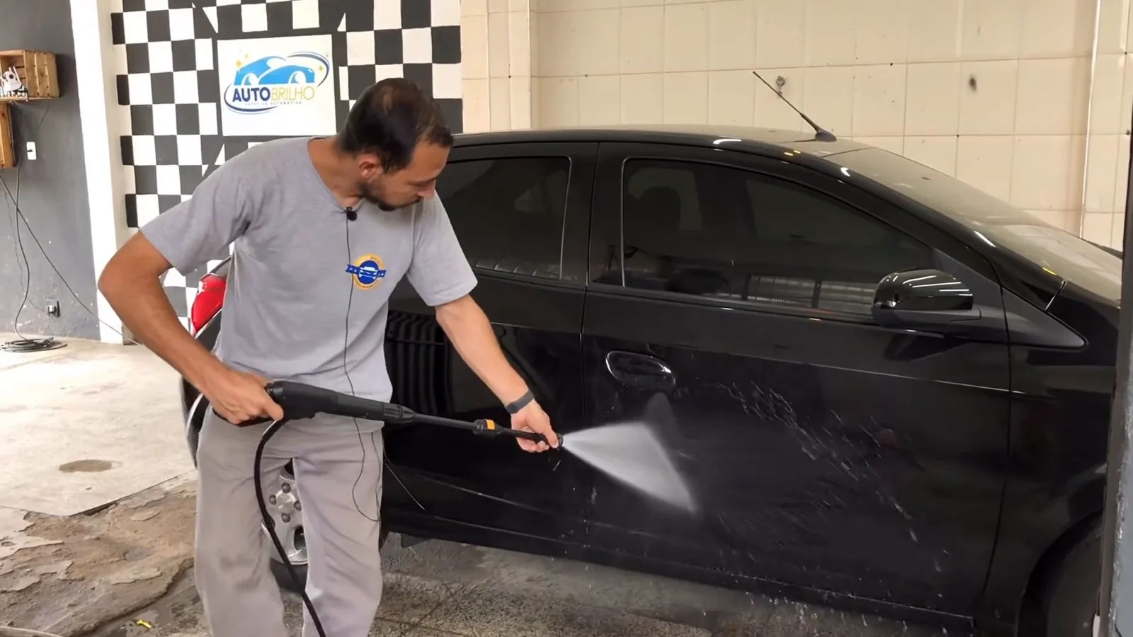 Jato leque da lavadora WAP Combate Turbo removendo sujeira do veículo