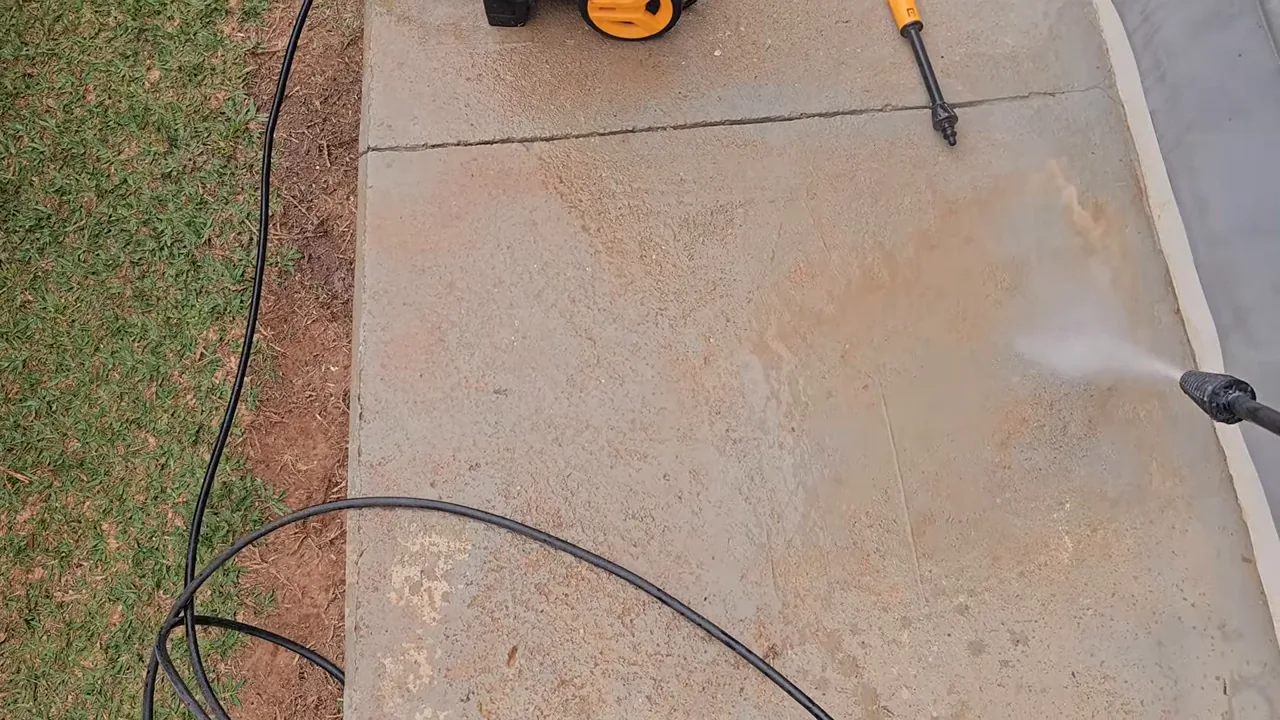 Bico turbo da lavadora em ação limpando o chão de concreto