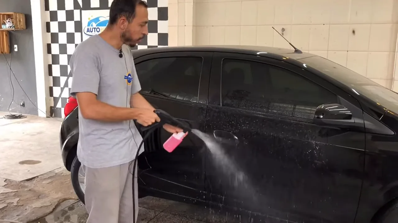 Lavadora WAP Combate Turbo aplicando detergente na lataria do carro