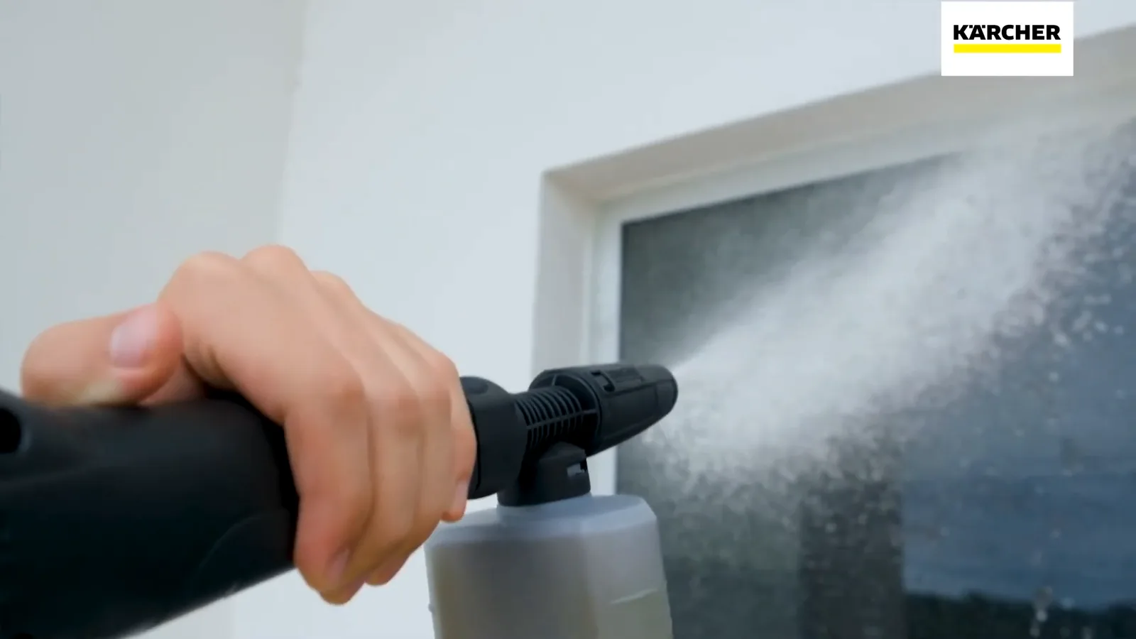Aplicação de espuma densa com canhão acoplado à pistola