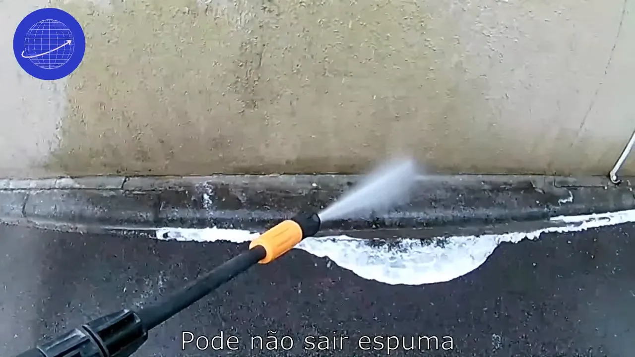 Jato da lavadora atuando na limpeza de área externa