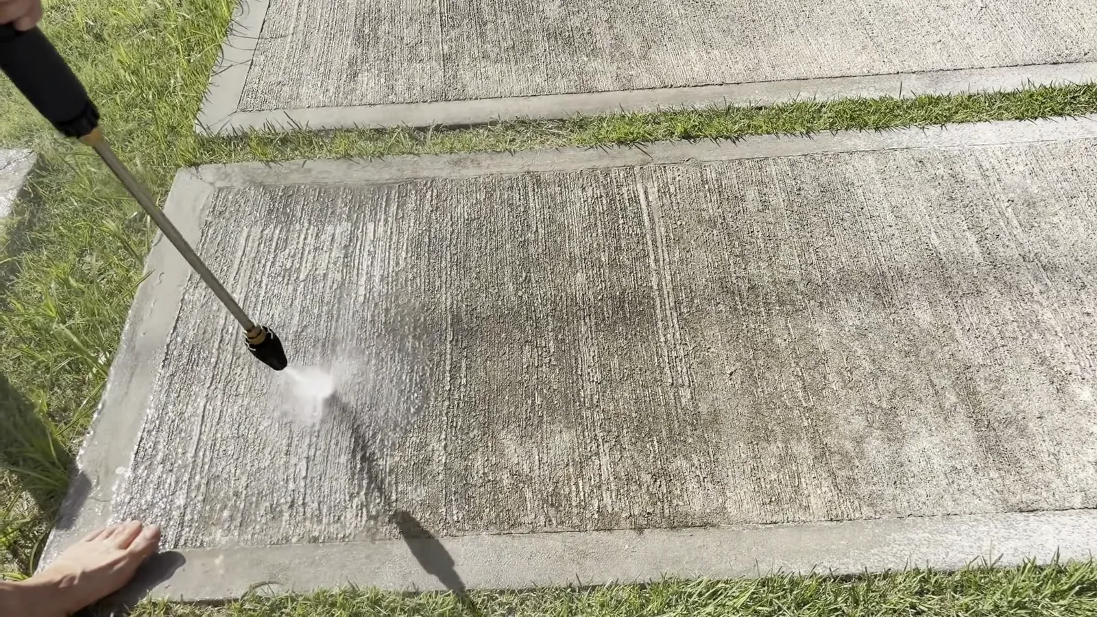 Lança com bico turbo removendo lodo incrustado no piso