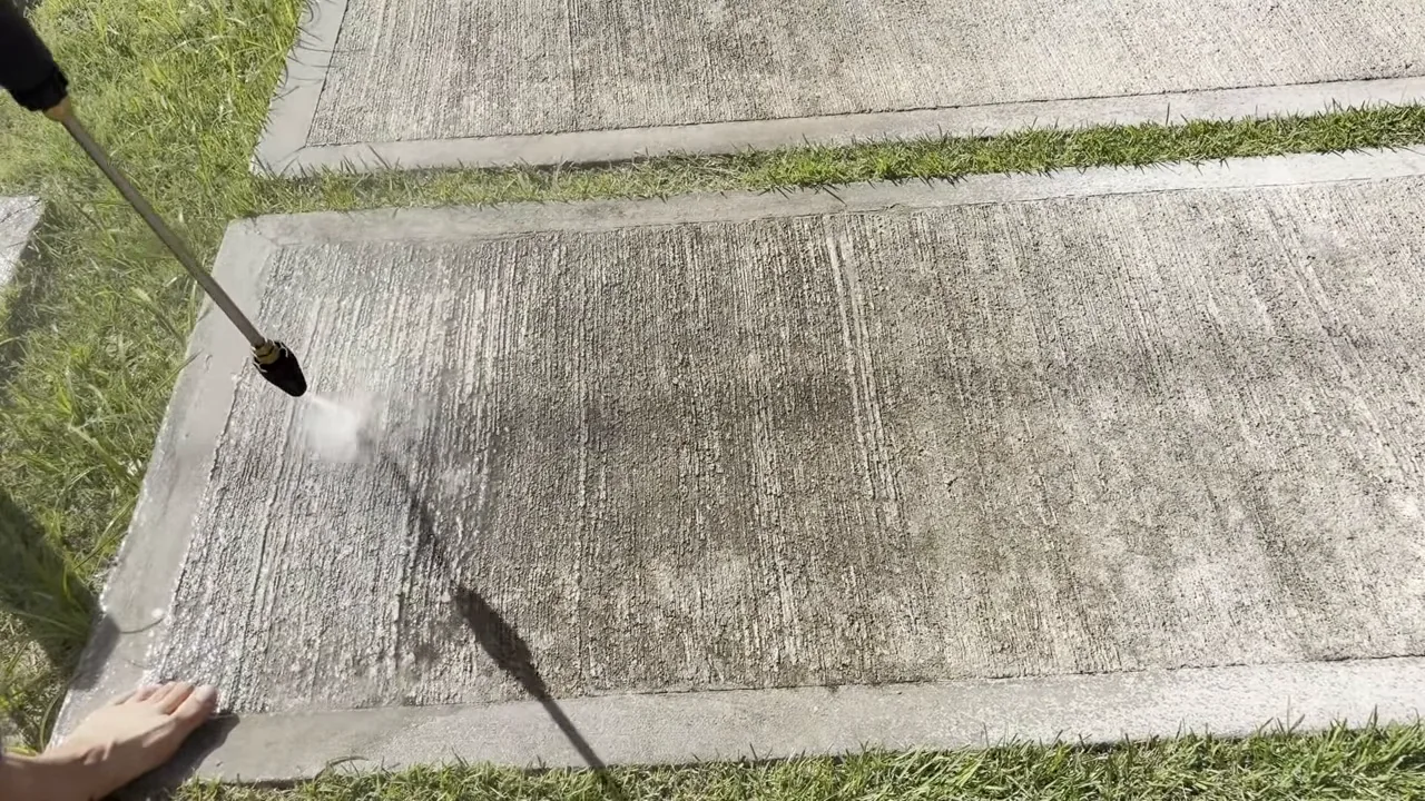 Lavadora de alta pressão limpando piso de concreto encardido