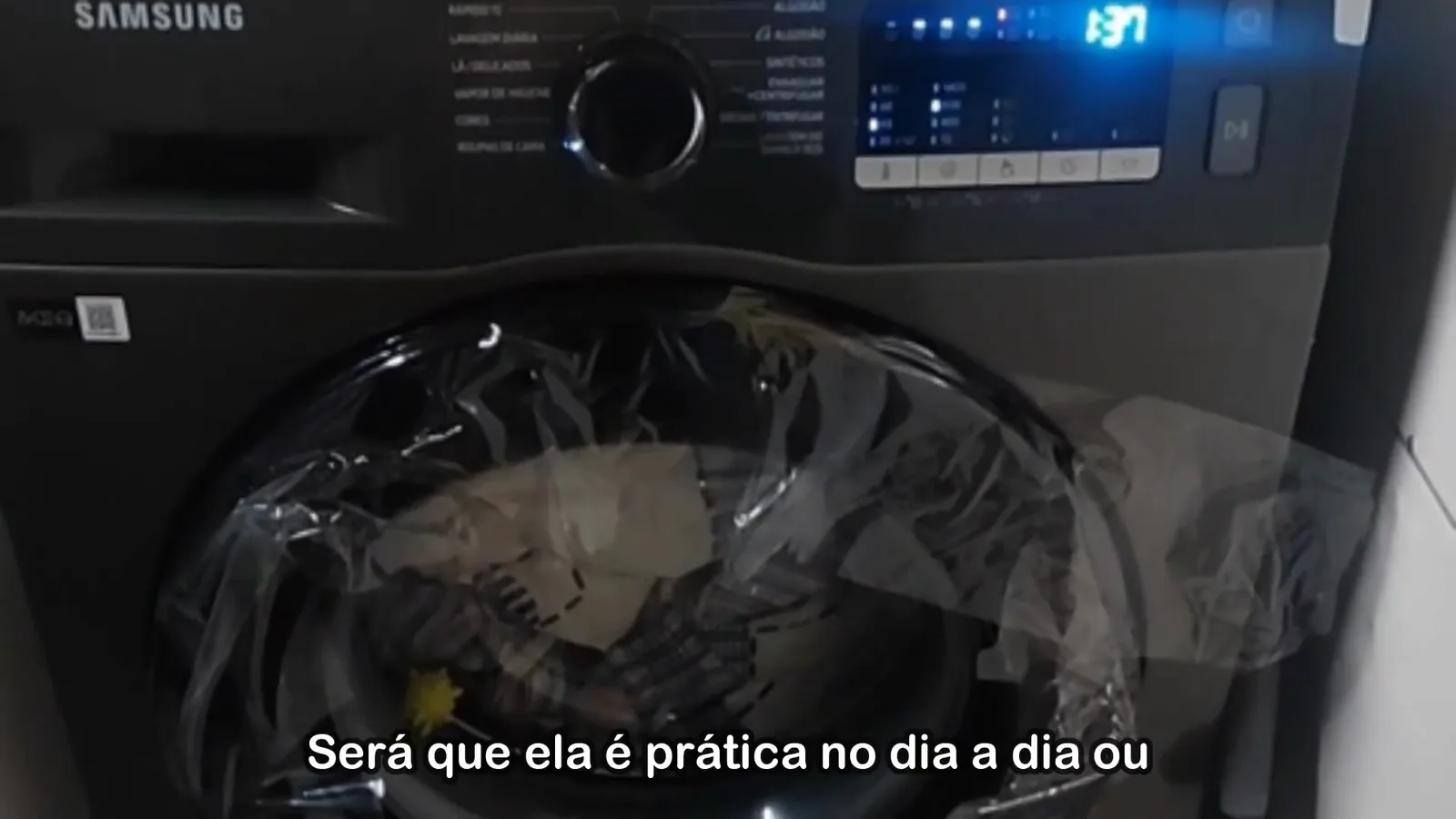 Lavadora Samsung WW11T realizando ciclo de lavagem de roupas