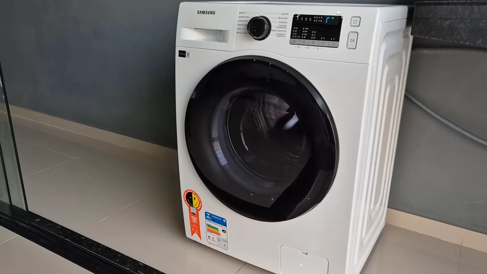 Lavadora Samsung WW11T realizando lavagem em ambiente residencial