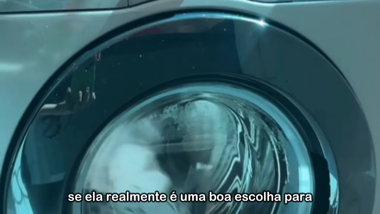 Tambor da lavadora Samsung lavando roupas com água e espuma