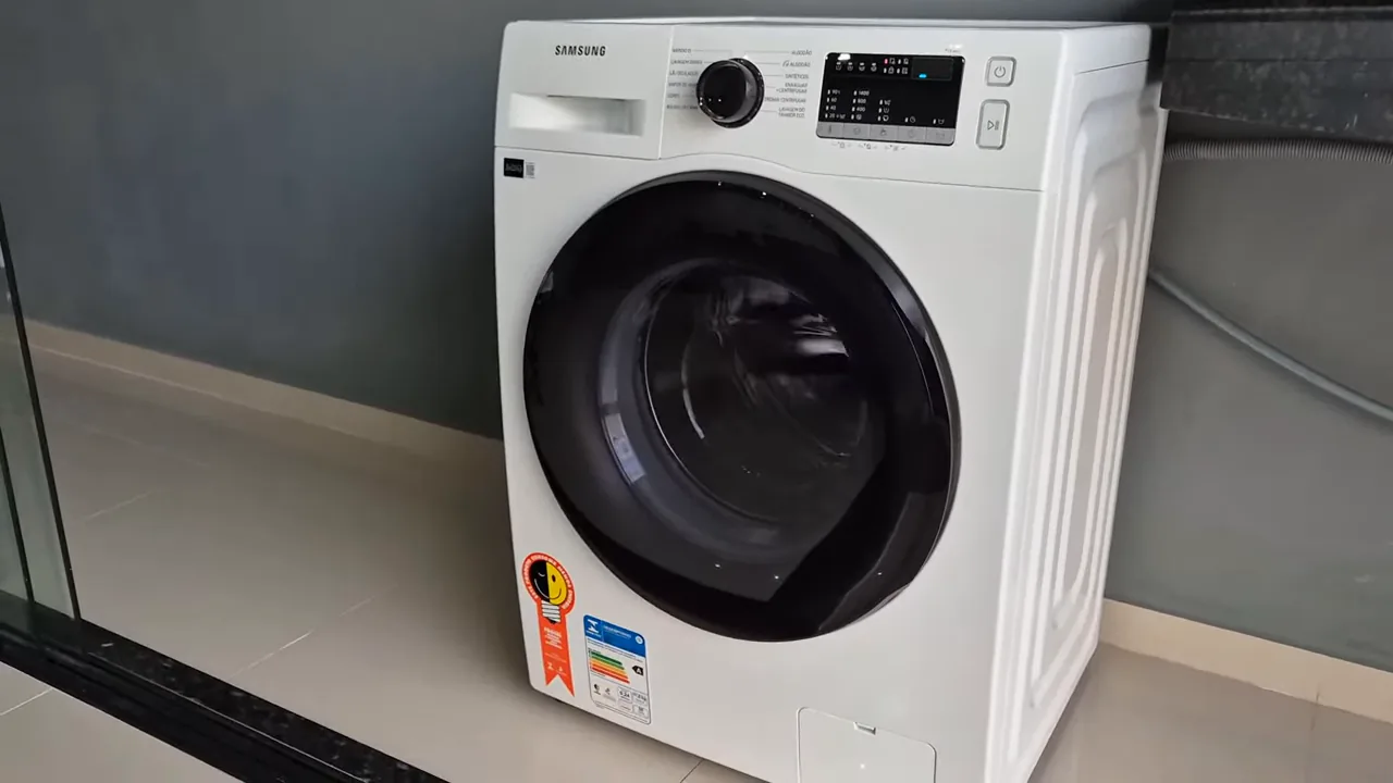 Lavadora de roupas Samsung WW11T executando ciclo de lavagem