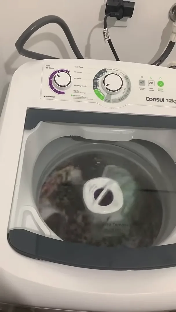 Lavadora Consul 12 kg em ciclo de agitação lavando roupas