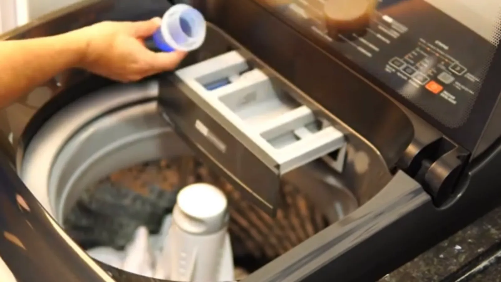 Abastecimento do dispenser de sabão e amaciante da lavadora Brastemp