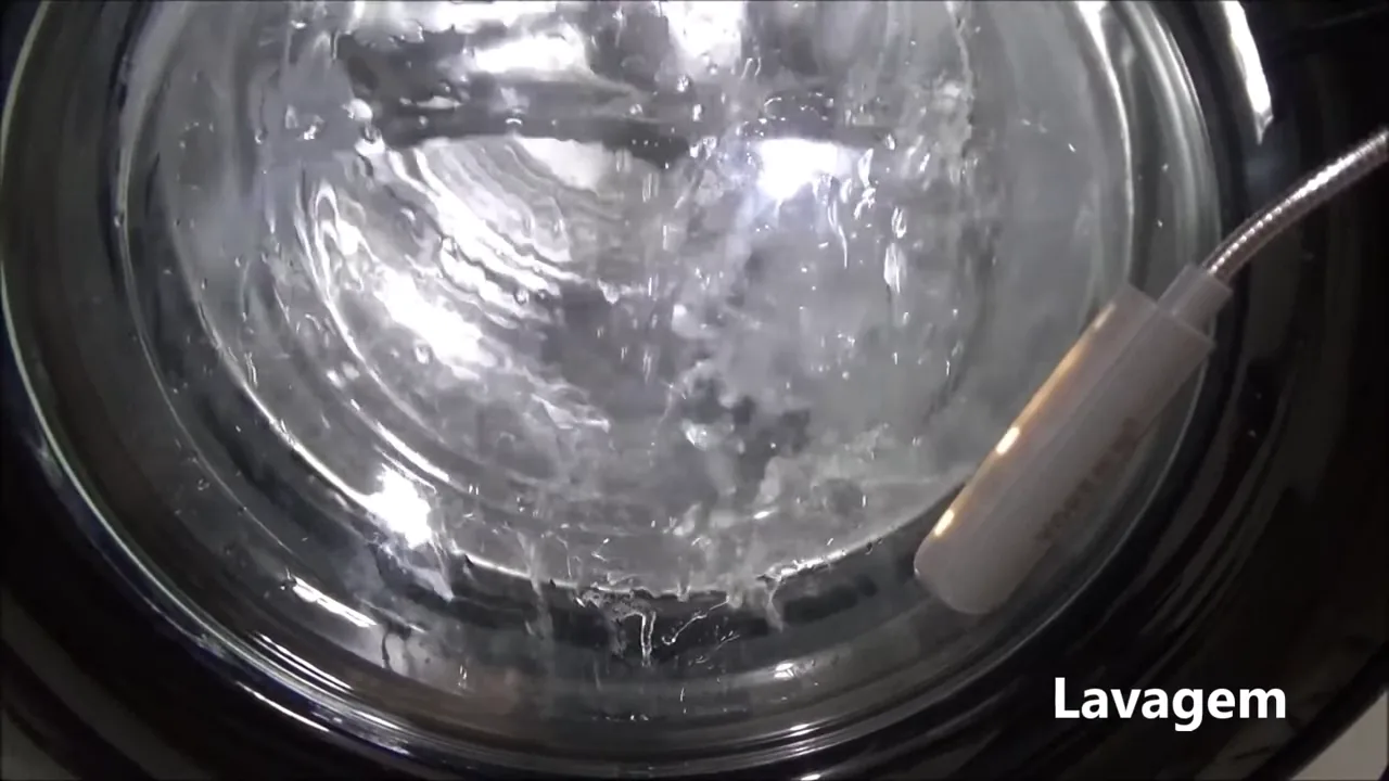 Lavadora Midea movimentando a água com sabão na lavagem rápida