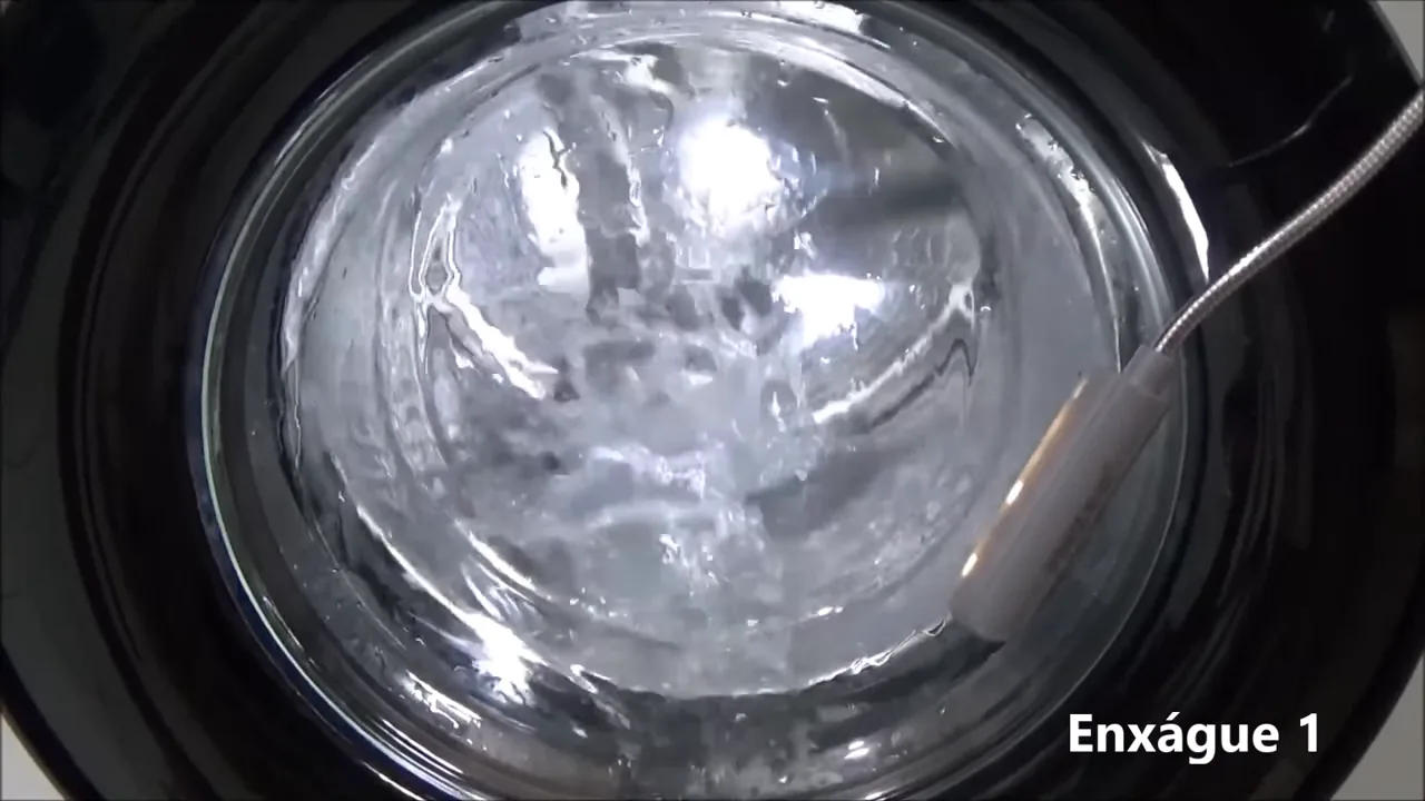Cesto da lavadora Midea girando ativamente durante o primeiro enxágue