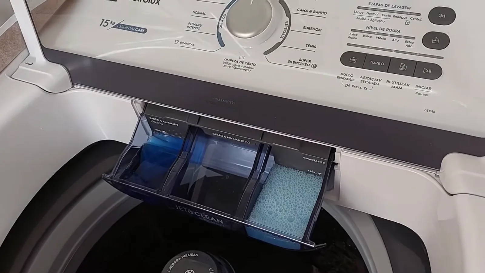 Dispenser Jet&Clean abastecido com sabão líquido e amaciante para lavagem