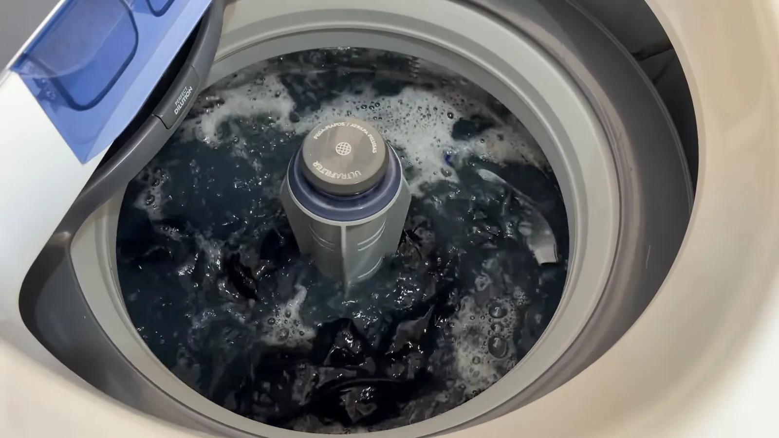 Cesto da lavadora Electrolux LED15 em ciclo de agitação com roupas escuras