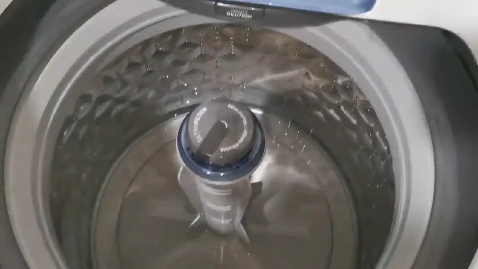 Cesto da lavadora Electrolux LED15 com filtro de fiapos em agitação