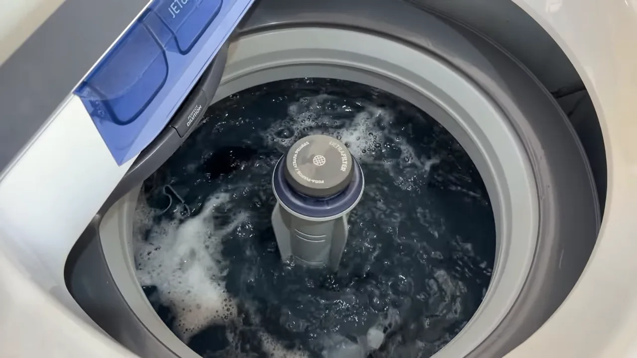 Lavadora Electrolux Essential Care LED15 agitando roupas escuras no cesto