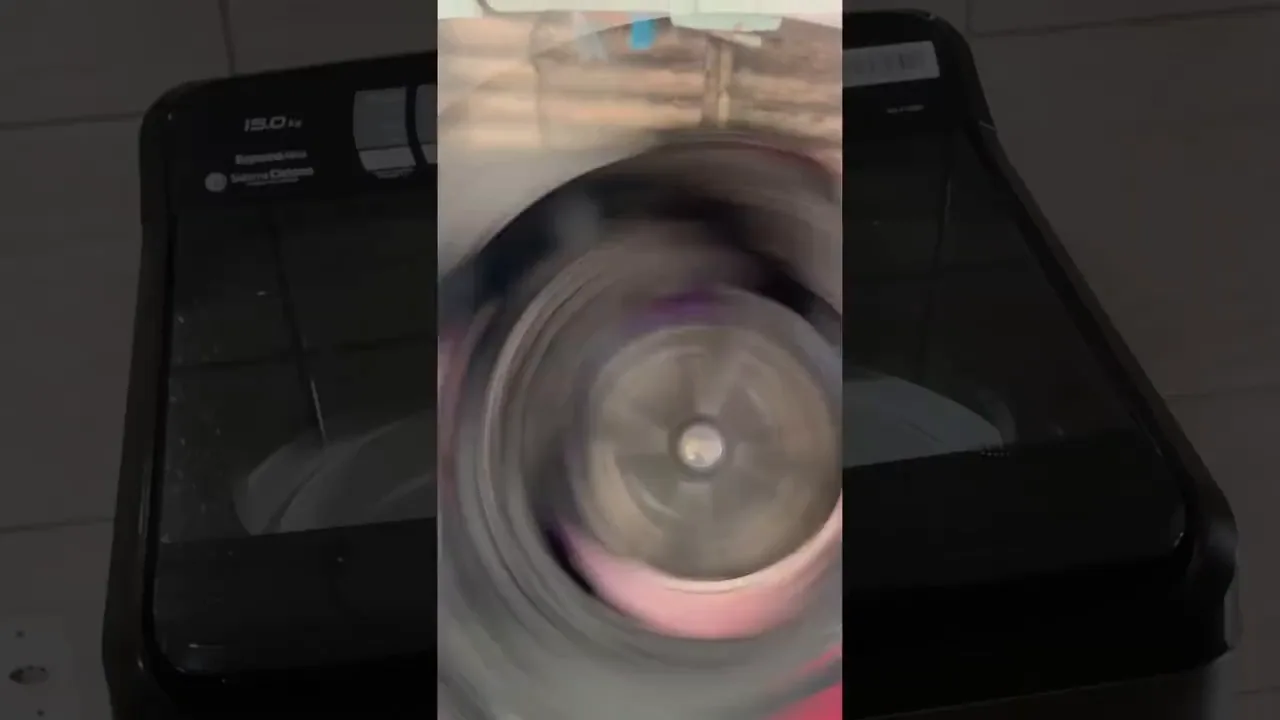 Cesto da lavadora Panasonic em rotação rápida durante o ciclo de centrifugação