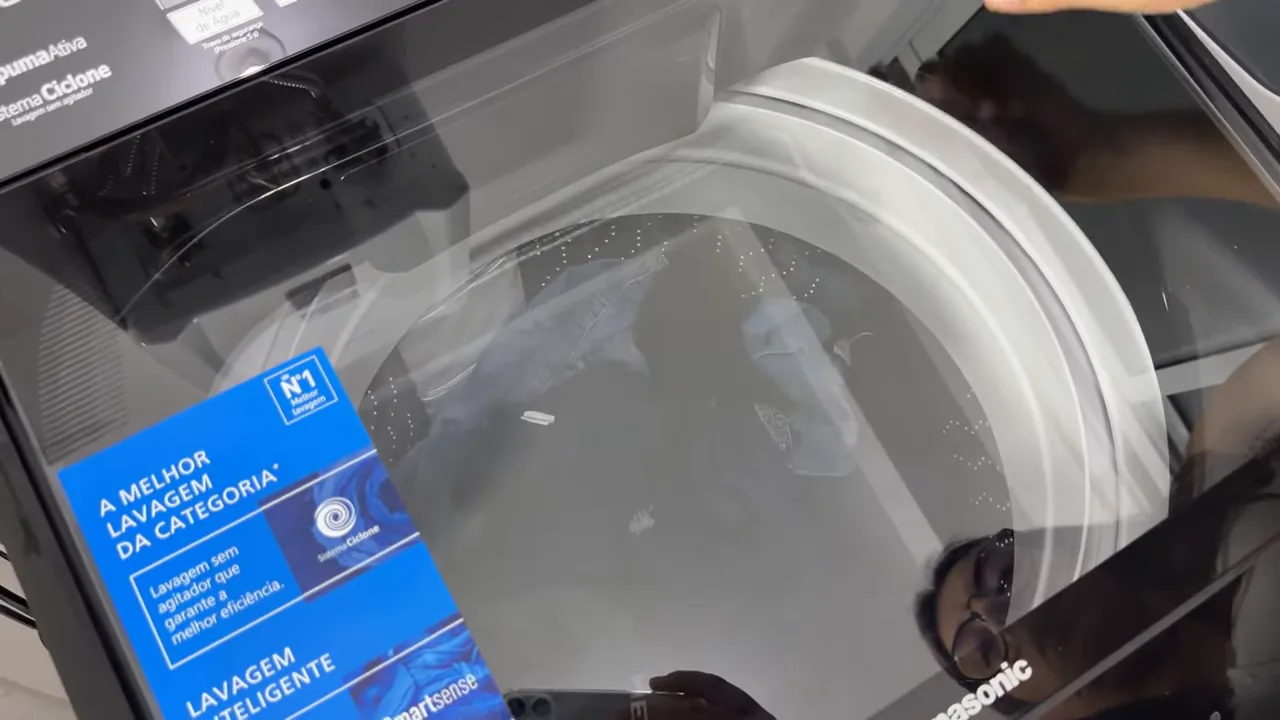Sensor SmartSense pesando as roupas no cesto da lavadora