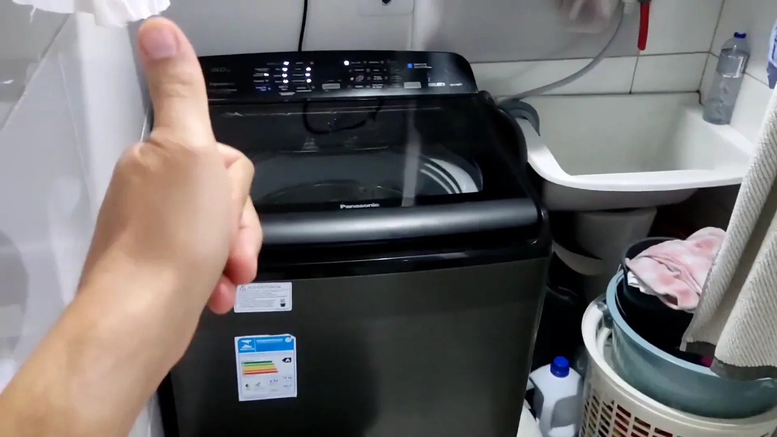 Lavadora Panasonic de 18 kg instalada na área de serviço