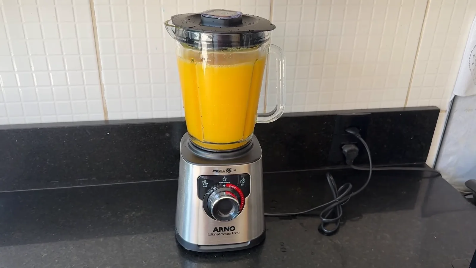 Liquidificador Arno Ultraforce Pro triturando fruta congelada na função gelo