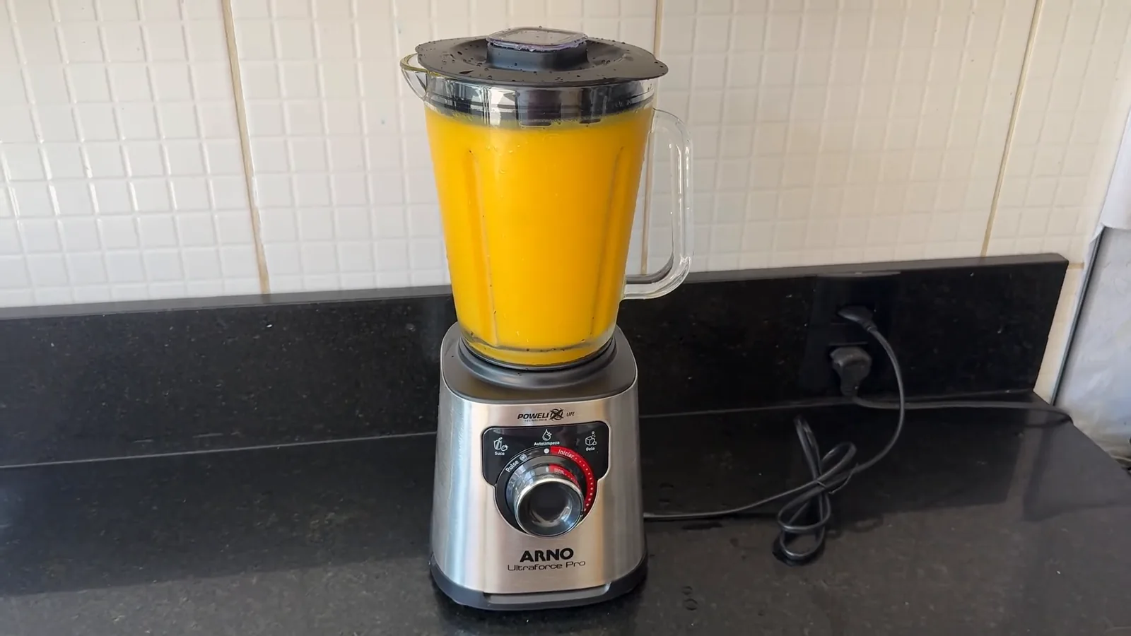 Liquidificador Arno Ultraforce Pro batendo suco de manga na jarra